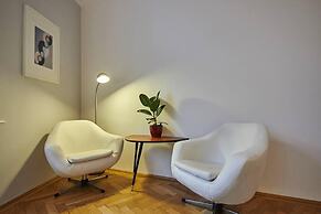 Spacious 1 Bed Basilica Apartment - With Balcony