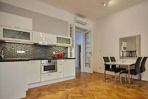 Spacious 1 Bed Basilica Apartment - With Balcony