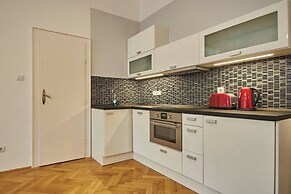 Spacious 1 Bed Basilica Apartment - With Balcony
