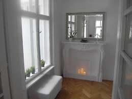 Spacious 1 Bed Basilica Apartment - With Balcony