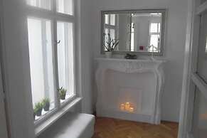 Spacious 1 Bed Basilica Apartment - With Balcony