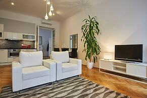Spacious 1 Bed Basilica Apartment - With Balcony