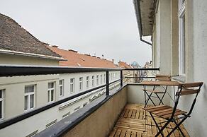Spacious 1 Bed Basilica Apartment - With Balcony