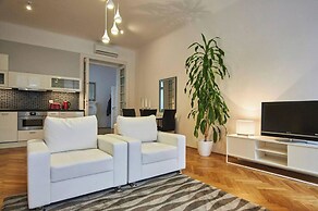 Spacious 1 Bed Basilica Apartment - With Balcony