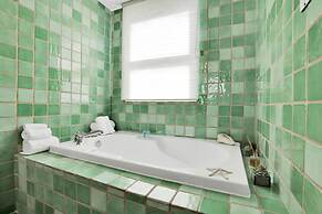 NEW Amazing Large 3BR Direct Oceanfront Penthouse On Ocean Drive