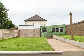 Spacious House With Garden Close to Birmingham City Centre