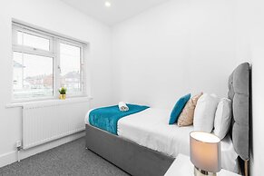 Spacious House With Garden Close to Birmingham City Centre