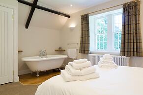 Luxury Lodge With Garden in the Grade II Listed Netherby Hall
