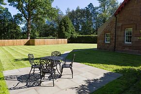 Luxury Lodge With Garden in the Grade II Listed Netherby Hall