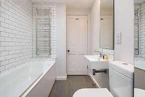 Chic Wandsworth Home With Patio