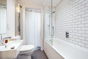 Chic Wandsworth Home With Patio