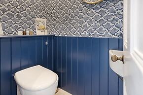 Chic Wandsworth Home With Patio