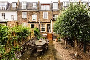 Chic Wandsworth Home With Patio