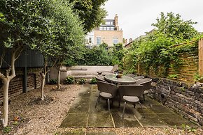 Chic Wandsworth Home With Patio