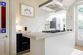 Chic Wandsworth Home With Patio