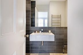 Chic Wandsworth Home With Patio