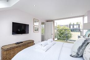 Chic Wandsworth Home With Patio