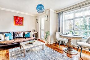 Comfortable Home in Wandsworth by Underthedoormat