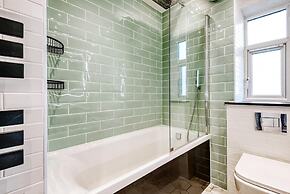 Comfortable Home in Wandsworth by Underthedoormat