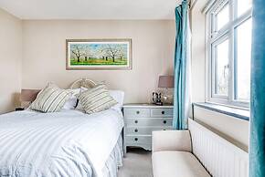 Comfortable Home in Wandsworth by Underthedoormat