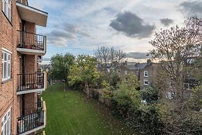 Comfortable Home in Wandsworth by Underthedoormat