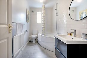 Panoramic Docklands Home With Waterfront Views by Underthedoormat