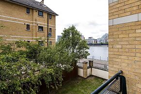 Panoramic Docklands Home With Waterfront Views by Underthedoormat