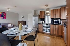 Panoramic Docklands Home With Waterfront Views by Underthedoormat