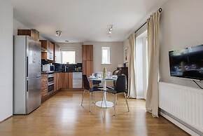 Panoramic Docklands Home With Waterfront Views by Underthedoormat