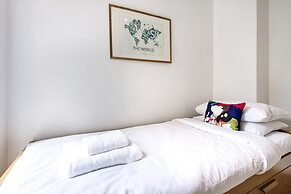 Panoramic Docklands Home With Waterfront Views by Underthedoormat