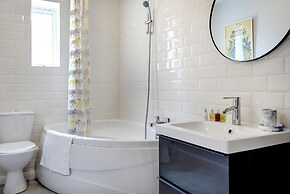 Panoramic Docklands Home With Waterfront Views by Underthedoormat