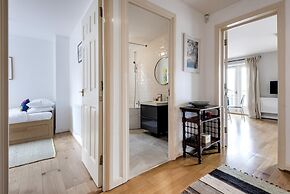 Panoramic Docklands Home With Waterfront Views by Underthedoormat