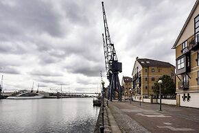 Panoramic Docklands Home With Waterfront Views by Underthedoormat