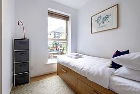 Panoramic Docklands Home With Waterfront Views by Underthedoormat