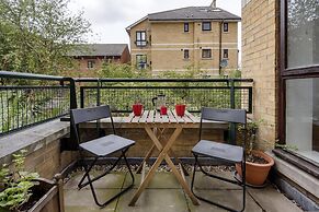 Panoramic Docklands Home With Waterfront Views by Underthedoormat