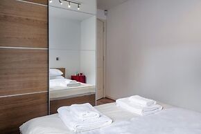 Panoramic Docklands Home With Waterfront Views by Underthedoormat