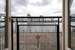 Panoramic Docklands Home With Waterfront Views by Underthedoormat