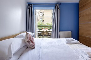 Panoramic Docklands Home With Waterfront Views by Underthedoormat