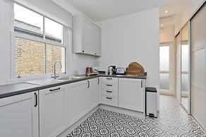 Stylish one Bedroom Flat Near Kew Gardens by Underthedoormat