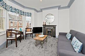 Stylish one Bedroom Flat Near Kew Gardens by Underthedoormat