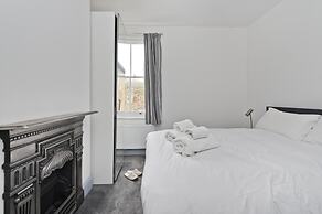 Stylish one Bedroom Flat Near Kew Gardens by Underthedoormat