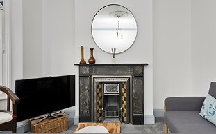 Stylish one Bedroom Flat Near Kew Gardens by Underthedoormat