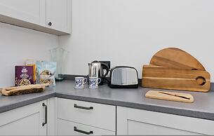 Stylish one Bedroom Flat Near Kew Gardens by Underthedoormat