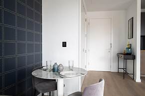 Stylish Studio Apartment With River Views in London s Bustling Docklan