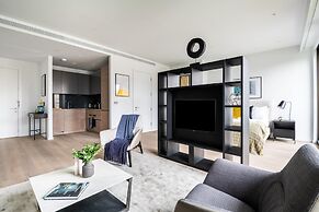 Stylish Studio Apartment With River Views in London s Bustling Docklan