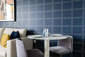 Stylish Studio Apartment With River Views in London s Bustling Docklan