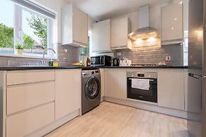 Four Bedroom House With Garden and Parking in West Midlands