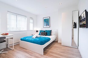 Four Bedroom House With Garden and Parking in West Midlands