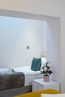 Designer 2-bed 2-bath Apartment With a Garden