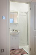 Designer 2-bed 2-bath Apartment With a Garden